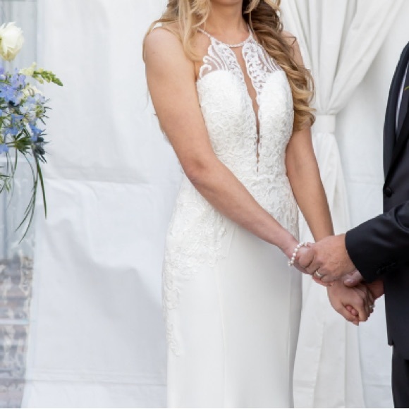 Gorgeous Stella York Wedding Gown - Picture 6 of 16